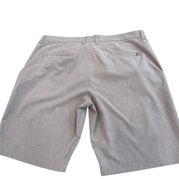 Travis Mathew Size 38 Tan Golf Shorts Polyester Blend 10 inch Inseam Light - Picture 5 of 7
